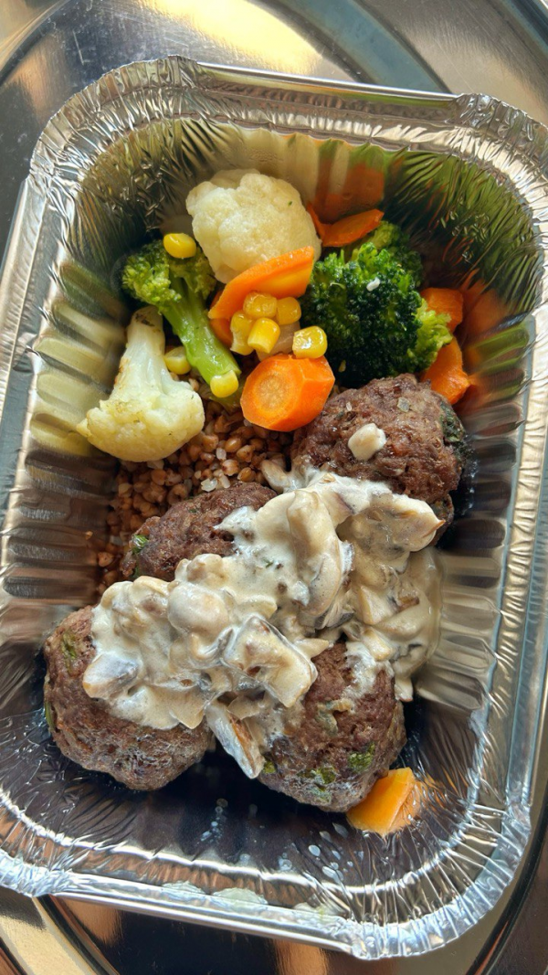 Митболы с грибным соусом и овощами